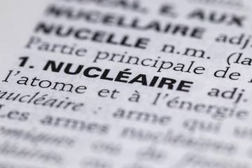 Fototapeta premium Définition du mot nucléaire dans le dictionnaire français