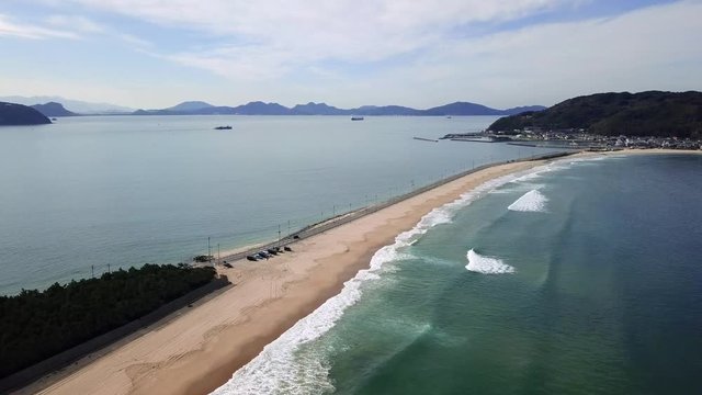 島に向かってのびる砂嘴 打ち寄せる波 海原と遠方の山々 志賀島 海 空撮 トラックアップ 前進 鳥瞰 海の中道海岸_v63_00592(DJI_0013PR_4_MOV)