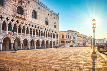 Fotobehang Het oriëntatiepunt van Venetië bij dageraad, Ducale of Dogenpaleis. Italië © stevanzz