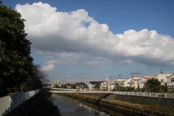 引地川と雲（藤沢市）