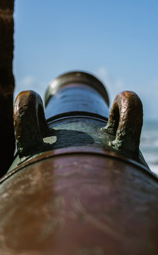 Monumento de ca&ntilde;&oacute;n de hierro fundido	