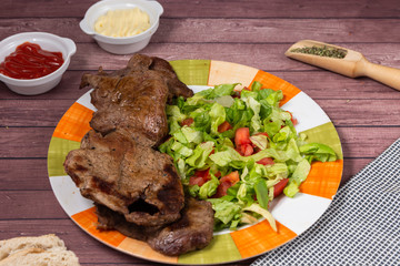 carne con ensalada