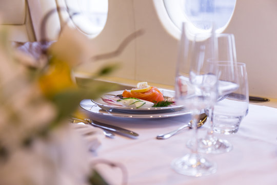 Repas de luxe servi dans un avion