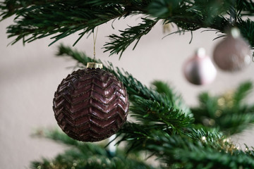 Weihnachtsbaumkugel hängt am Weihnachtsbaum