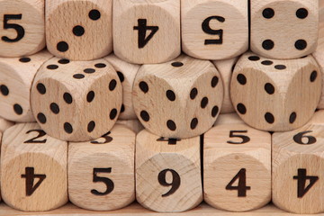 viele Würfel aus Holz