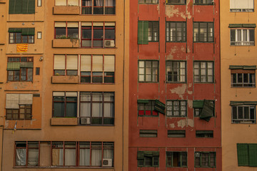 Fototapeta premium Colorful houses besides the banks of Riu Onyar, between the old town and the center of Girona (Spain).