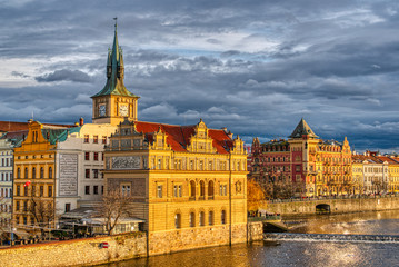 Obraz premium view of beautifully illuminated coastline from buildings in prague