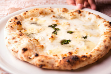 チーズたっぷりピザ　イメージ