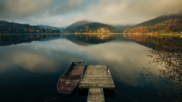 molo on lake Palcmanska Masa, autumn in mountains