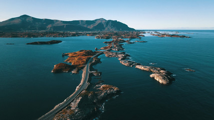 Die Atlantikstraße (ursprünglich auf Norwegisch: Atlanterhavsvegen oder Atlanterhavsveien), die Straße verläuft über Dutzende kleiner Inseln, Møre og Romsdal, Norwegen 2019