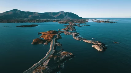Deurstickers Atlantische weg De Atlantic Ocean Road (oorspronkelijk in het Noors: Atlanterhavsvegen of Atlanterhavsveien), de weg loopt over tientallen kleine eilanden, Møre og Romsdal, Noorwegen 2019
