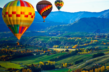 Naklejka premium Beautiful colors of the hot air balloons flying over on the hill at new zealand