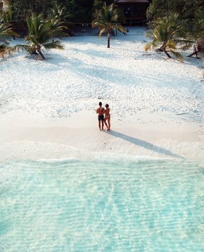 Plage paradisiaque en couple