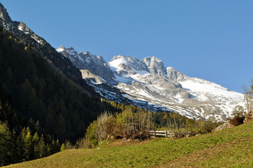 Fototapeta na wymiar Frisch verschneite Berge im Tauferer-Ahrntal in Südtirol, Italien