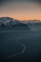Berge mit Fluss im Nebel