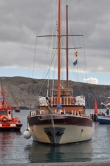 Whalewatching Boot liegt am Hafen in Los Cristianos, Teneriffa 