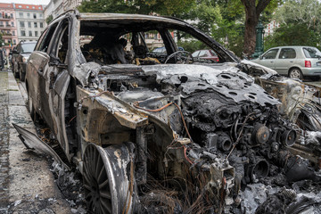 Fototapeta na wymiar burnt out car in the streets of berlin