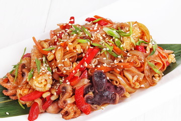 Warm salad with chicken and vegetables