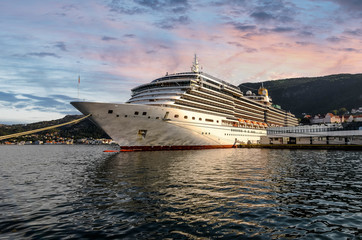 Fototapeta na wymiar cruise ships in the port of Bergen in Norway