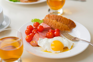 Scrambled eggs with tomatoes and sausage