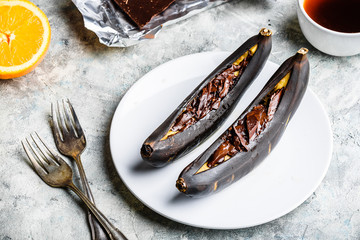Grilled bananas with dark chocolate