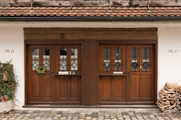 Zwei alte Holztüren im Salzstadel / Lechstadel in der Altstadt von Landsberg am Lech