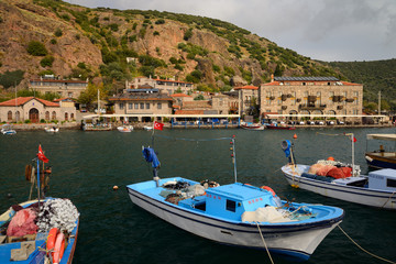 Obraz premium Cliffside village hamlet of Assos Iskele or Behram Turkey with boats hotels and restaurants