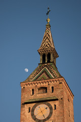 Fototapeta na wymiar Schmalzturm in Landsberg am Lech vor blauem Himmel mit Mond in Abendsonne