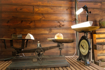 Installation de l'éclairage  durant une séance photo culinaire sur des coings et balances vintage...