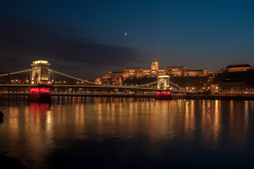 Fototapeta na wymiar Szechenyi Chain Bridge on the Danube river at night. Budapest, Hungary.