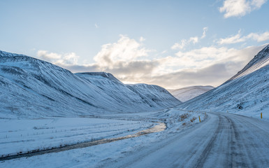 Droga w zimowym krajobrazie, ślisko, lód
