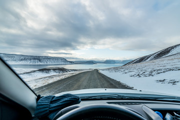 Droga z za kierownicy w zimowym krajobrazie - obrazy, fototapety, plakaty