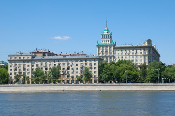Obraz premium Summer view of Frunzenskaya embankment in Moscow, Russia