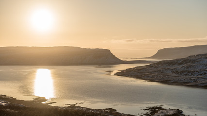 Fototapeta na wymiar Zachód słońca na fiordach Islandzkich