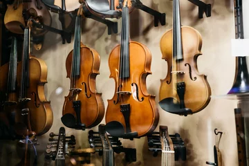 Viele Geigen in einem Schaufenster mit Musikinstrumenten.