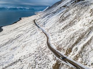 Krajobraz górski zimowy z drona, Islandia