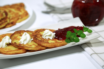 Naleśniki, racuchy serowe z powidłami, drzemem i bitą śmietaną. © Stanisław Błachowicz