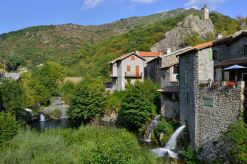 Fototapeta na wymiar Les maisons cracheuses d'eau dans la Bourges, à Burzet (07450), département de l'Ardèche en région Auvergne-Rhône-Alpes, France