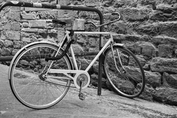 Fototapeta na wymiar Old rusty vintage bicycle near the stone wall