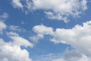 Ciel bleu et nuages blancs. Blue sky and white clouds.