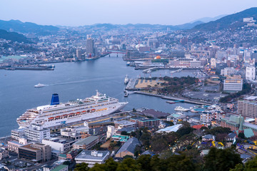Fototapeta premium [長崎県]長崎市街の夕景（鍋冠山公園）