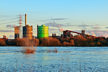 Stahlwerk, Industrieanlage in Duisburg am Rhein, Deutschland