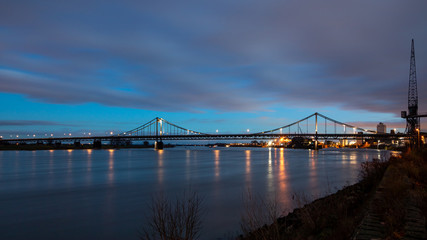 Fototapeta na wymiar Krefelder Rheinbrücke in Uerdingen