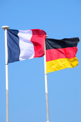 Drapeaux français et allemand flottant au vent – French and German flags floating in the wind