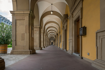 Kreuzgang, überdachter gewölbter Bogengang in Würzburg 