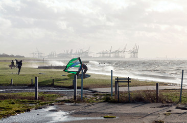 Kitesurfer bei Sturmflut an der Nordseeküste vor Bremerhaven - 311255412