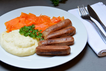 Tofuwürstchen mit Kartoffelbrei und Möhren