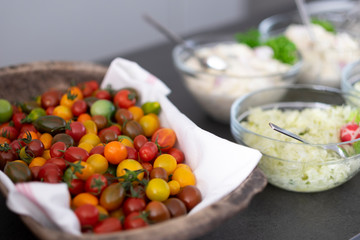 Tomaten in verschiedenen Farben und Größen 