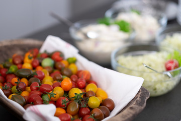 Tomaten in verschiedenen Farben und Größen 