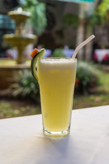 Vaso de jugo de piña